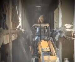 वक्फ बोर्ड की जमीन से कब्जा छुड़वाया, माफिया अतीक के करीबी की 64 दुकानें ध्वस्त | Mudde Ki Baat 