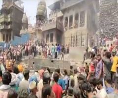 Varanasi: मणिकर्णिका घाट पर चिता की भस्म से खेली गई होली, झूम कर नाचे भोले के भक्त 