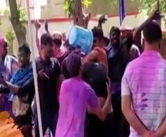 Prayagraj की कपड़ा फाड़ होली देखी क्या, मजा आ जाएगा ! 