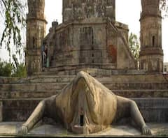 रंग बदलता शिवलिंग देखना है तो 100 फुट ऊंचाई पर स्थित 200 साल पुराने मेंढक मंदिर आइए 