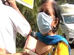 Mumbai: कोरोना टीकाकरण अभियान में भारी अव्यवस्था, लोगों की लंबी लाइन से परेशान बुजुर्ग