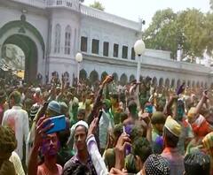 Uttar Pradesh: मजार में खेली गई होली, ऐसी सर्व धर्म एकता वाली HOLI नहीं देखी होगी आपने!
