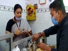 Varanasi : Smriti Irani ने खाई काशी की चाट, लिया गोलगप्पों का मजा 
