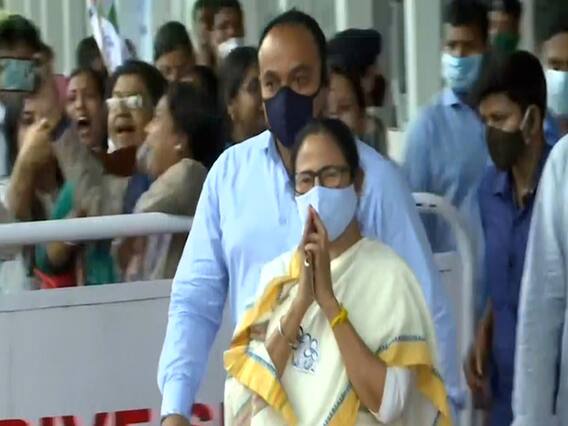 सिलीगुड़ी में ममता बनर्जी का रोड शो, LPG Cylinder की बढ़ती कीमतों पर सरकार को घेरने की कोशिश