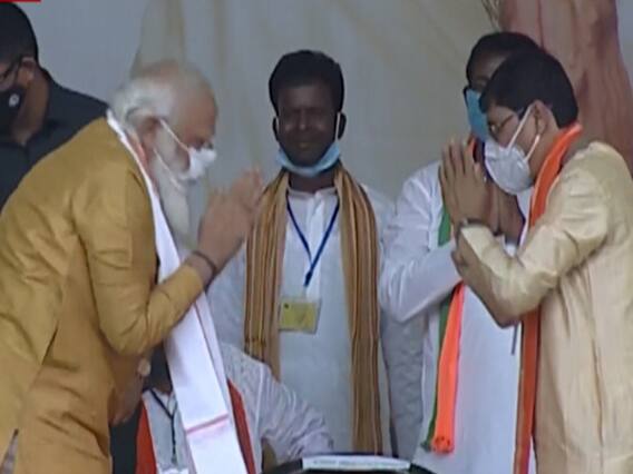 WB Polls 2021:BJP नेता ने छूए PM Modi के पैर..PM ने पैर छूने से रोका और खुद पैर छूकर किया अभिवादन