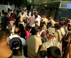 मुंबईत हसन मुश्रीफ यांच्या घराबाहेर संगणक परिचालक आंदोलक आणि पोलिसांमध्ये वाद, गर्दी केल्याने कारवाई