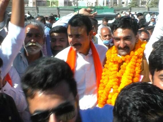 Gujarat Panchayat Election Counting: રાજકોટમાં ભાજપના ઉમેદવારે 500 રૂપિયાની નોટો ઉડાડી કરી જીતની ઉજવણી