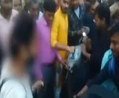 Mahoba में छात्रा बनी मर्दानी, आशिक मिजाज मनचले की चप्पलों से पिटाई का वीडियो वायरल 