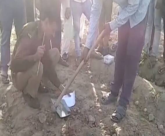 Hathras: बेटी से छेड़छाड़ का विरोध किया तो दबंगों ने पिता को गोलियों से भूना। सुनिए, एक बेटी की गुहार। 