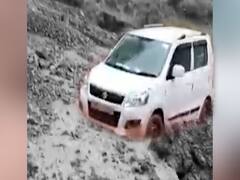 Jammu Kashmir: कीचड़ के सैलाब में डूबी कार
