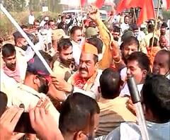 कन्नड रक्षण वेदिकेच्या ध्वजावरून राजकारण तापलं, सीमेवर शिवसैनिक-कर्नाटक पोलीस आमनेसामने