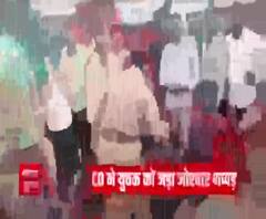 Uttar Pradesh: प्रदर्शनकारियों ने नहीं मानी बात तो CO रुक्मणी वर्मा ने जड़ा जोरदार थप्पड़