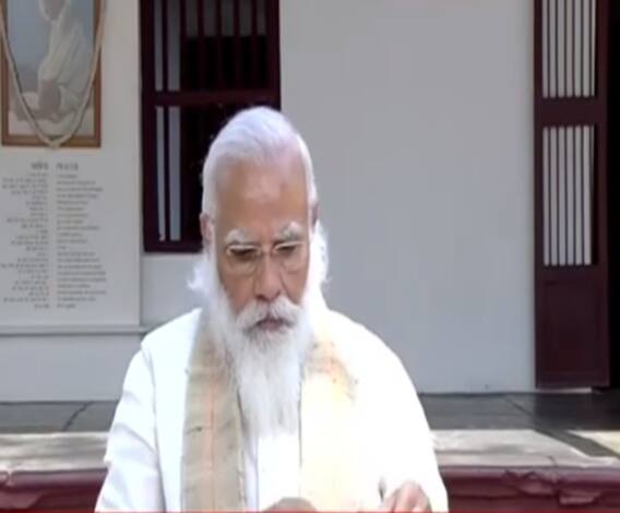 PM Modi ने साबरमती आश्रम में बापू को दी श्रद्धांजलि, दांडी मार्च करेंगे रवाना | Amrit Mahotsav
