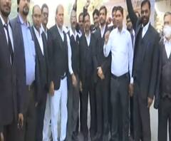 Allahabad High Court के वकीलों की हड़ताल जारी, इस मांग को लेकर सड़कों पर उतरे। 