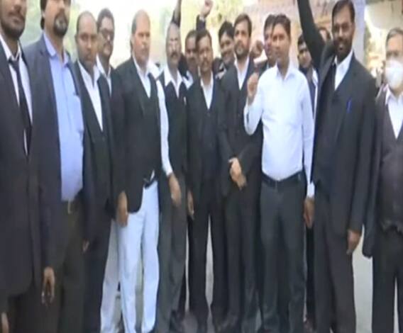 Allahabad High Court के वकीलों की हड़ताल जारी, इस मांग को लेकर सड़कों पर उतरे। 