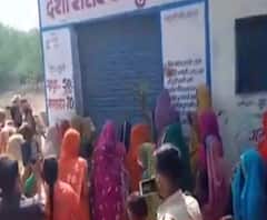  शराब की दुकान में घुसीं 200 महिलाएं और फिर शुरू कर दी तोड़फोड़ | Lalitpur 