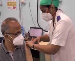 राजावाडी रुग्णालयात लसीकरणावेळी कंटाळा येऊ नये म्हणून मधुर संगीत, पेंटिंग्ज लावून मनोरंजन!