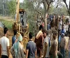 Raebareli: मौरंग से भरा ओवरलोडेड ट्रक पलटा, दो की मौत, 5 गंभीर रूप से घायल 