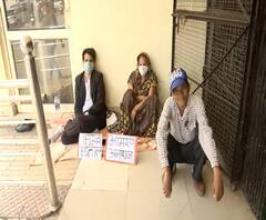 Agra में SSP दफ्तर के बाहर अनशन पर बैठे मां-बेटे ने क्यों कहा, हमसे गलती हो गई ? 