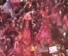 मसाने में होली के अद्भुत रंग: जलती हुई चिताओं के बीच मस्त मलंग नाचते गाते लोग 