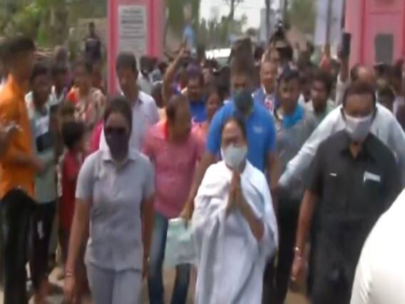 नामांकन से पहले Mamata Banerjee ने शिव मंदिर में की पूजा | West Bengal Election 2021