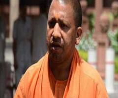 Yogi Adityanath ने जनता दरबार में लोगों की समस्याओं को सुना। 