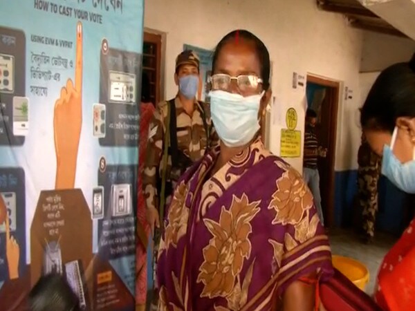 West Bengal Elections 2021 : गणतंत्र का त्योहार, सज-धज कर वोट करने आईं महिलाएं