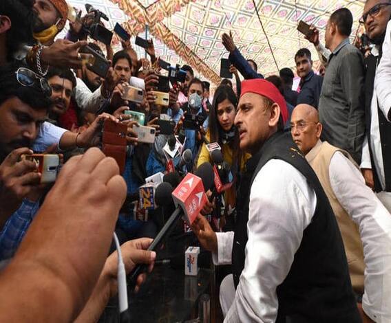 Akhilesh Yadav के कार्यक्रम में पत्रकारों पर हमला, रसोई में छुपकर बचानी पड़ी जान | Moradabad | Breaking News 