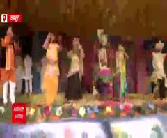 Mathura: ढोल, ताशे, मजीरे की धुन पर श्रद्धालु गण अपने आराध्य के साथ खेल रहे हैं होली