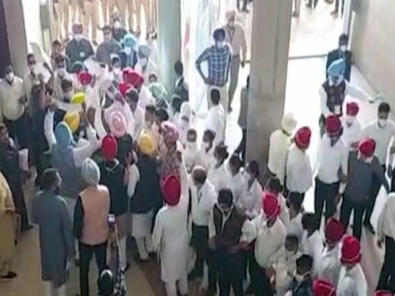 पंजाब विधानसभा में अकाली दल का हंगामा, लहराए पोस्टर