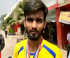 क्यों फुटपाथ पर रहने को हुआ मजबूर ये युवा हॉकी खिलाड़ी ? | Prayagraj | Mudde Ki Baat 