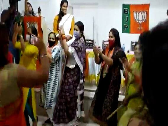 Tamil Nadu में BJP नेता Smriti Irani ने चुनाव प्रचार के दौरान कार्यकर्ताओं के साथ कोलट्टम नृत्य किया