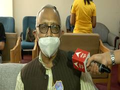 Delhi: वैक्सीन लगवाने वाली वृद्ध दंपति में कहा कि डरने की कोई बात नहीं है