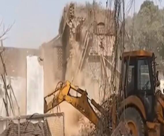 भू-माफियाओं पर जारी है योगी सरकार में कड़ी कार्रवाई, आज फिर कई जगह चला बुलडोजर | 