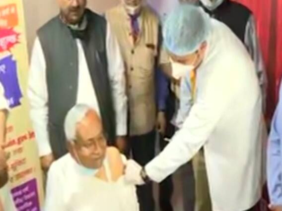 Patna : CM Nitish Kumar ने लगवाई Corona Vaccine, बिहार में वैक्सीनेशन को लेकर दिया बड़ा बयान