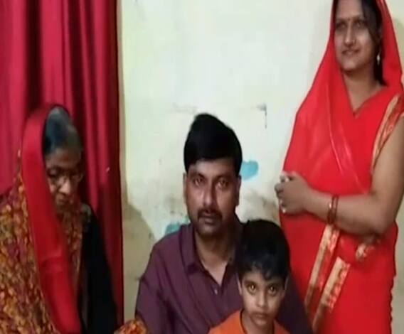 Ballia: निर्दोष होकर भी 14 साल बाद जेल से छूटा मुकेश, परिजनों के छलक पड़े आंसू | ABP Ganga