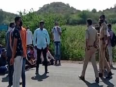 Kutch: ખેડૂતોએ ખાનગી કંપનીની વીજ લાઇન મુદ્દે નખત્રાણાથી લખપત હાઇવે કર્યો ચક્કાજામ