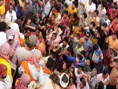 Laddu Holi Barsana 2021: एक-दूसरे पर लड्डू फेंक होली का जश्न