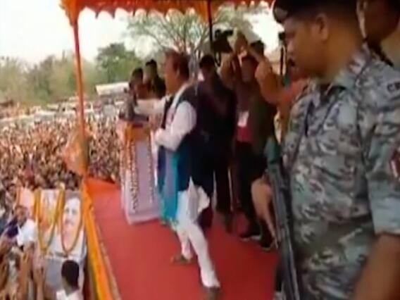 Assam में चुनावी भाषणों के बीच प्रचार का नया तरीका, कहीं BJP तो कहीं कांग्रेस के नेता नाचते दिखे