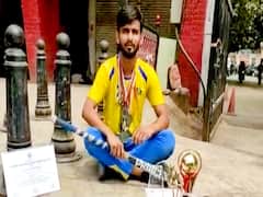 हाथ में मेडल लेकिन सिर पर छत नहीं, सड़क पर बैठे हॉकी खिलाड़ी की परेशानी सुनिए