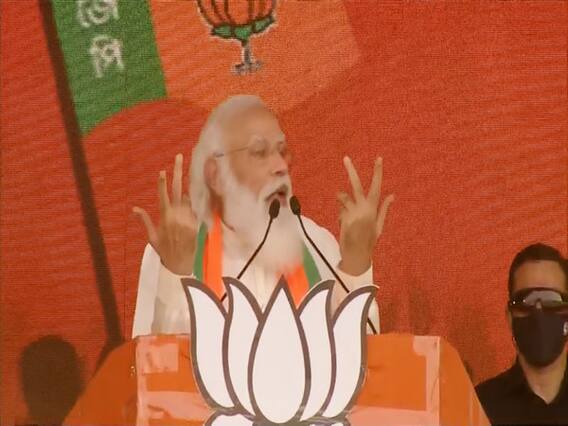 'ये काला हाथ कैसे गोरा हो गया?'- Congress-Left गठबंधन पर PM Modi का हमला | Brigade Rally