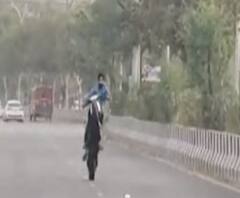 Viral Video: Noida के सेक्टर 62 में एक पहिए पर बाइक चलाता स्टंटबाज युवक, पुलिस ने किया अरेस्ट