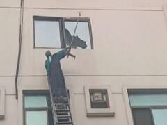 Varanasi: अस्पताल में अचानक लगी आग, खिड़की तोड़कर फंसे लोगों को निकालने की कोशिश