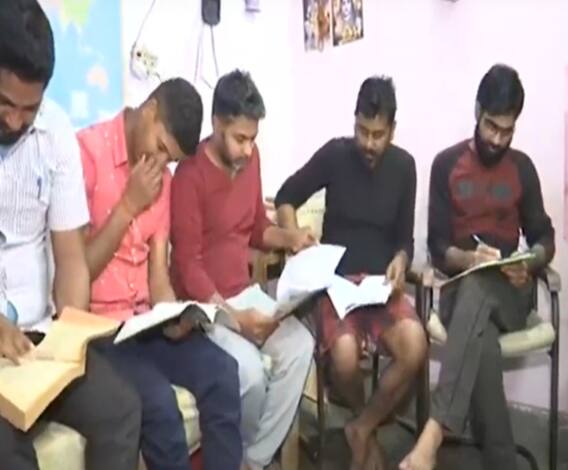 फीस की टीस बढ़ी, सब्र टूटा तो सड़कों पर उतरे लोग | Mudde Ki Baat 