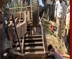 Unnao: ट्रैक्टर-ट्रॉली से अंतिम संस्कार में जा रहे लोगों का हुआ एक्सीडेंट, 5 की हालत गंभीर 