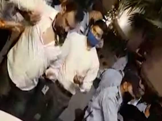 दिल्ली में दो कारों की टक्कर के बाद दो गुटों में मार-पीट, वीडियो वायरल