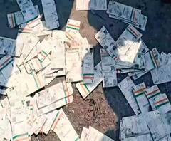 कचरे में पड़े मिले सैंकड़ों आधार कार्ड, लापरवाही किसकी ? | Mudde Ki Baat 