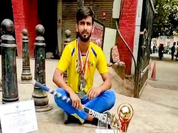 देखिए क्यों एक नेशनल हॉकी प्लेयर फुटपाथ पर बैठने को हुआ मजबूर?