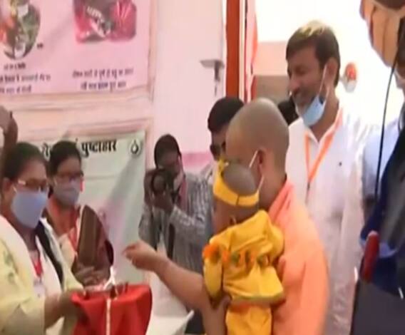 Bundelkhand दौरे पर दिखा CM Yogi Adityanath का अलग अंदाज | ABP Ganga