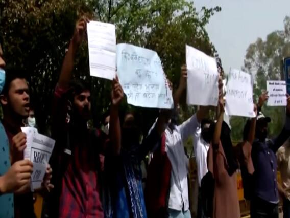 Delhi: जामिया यूनिवर्सिटी में छात्र संगठनों ने किया विरोध प्रदर्शन, विश्वविद्यालय को खोलने की मांग